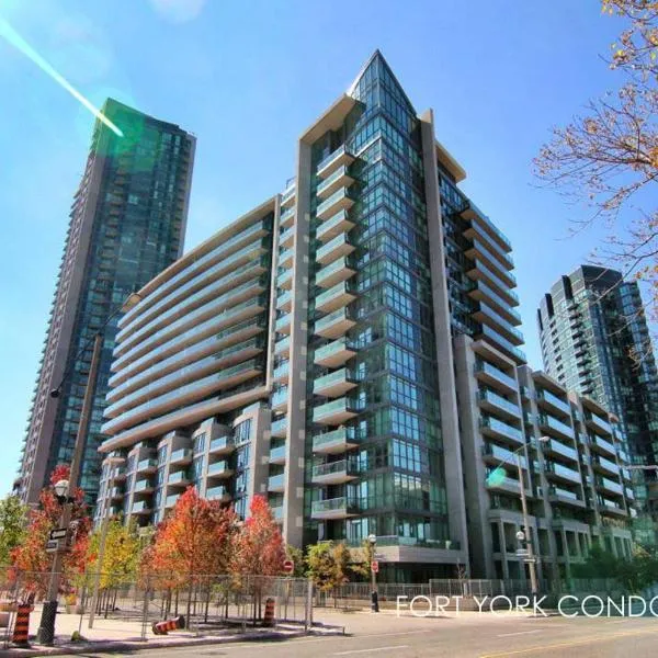 Lakefront living Downtown Toronto - Free Parking, Gym, Indoor Pool，位于多伦多的酒店