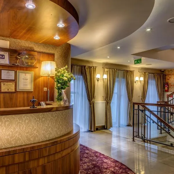 梧桐树下餐厅酒店，位于Lipowiec的酒店