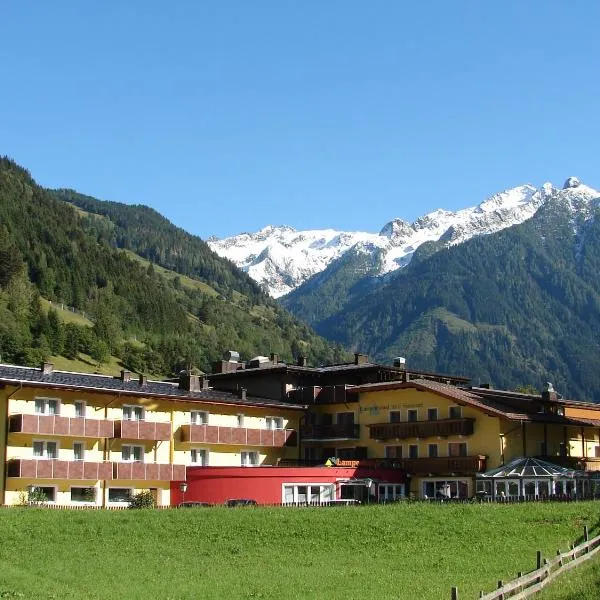 兰派霍索酒店兼餐厅，位于大格洛克纳山道旁富施的酒店