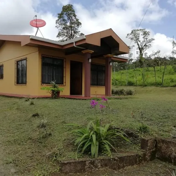 Casas de Campo Las Pavitas Cottages "Red Frog"，位于纽沃阿雷纳尔的酒店