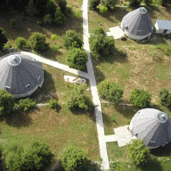 希艾斯圆顶小屋酒店，位于Agnanta的酒店