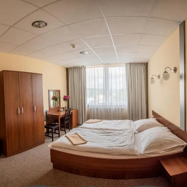 City Hotel B&B, reception 24 7, 800m od-from R1, free parking，位于班斯卡-比斯特里察的酒店