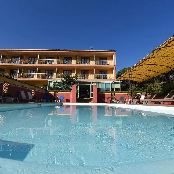 Hotel Cyrnea，位于卡尔维的酒店