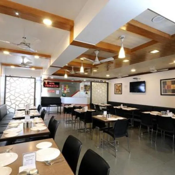 Hotel Vyankatesh & Pure Veg Restaurant，位于马哈巴莱斯赫瓦尔的酒店