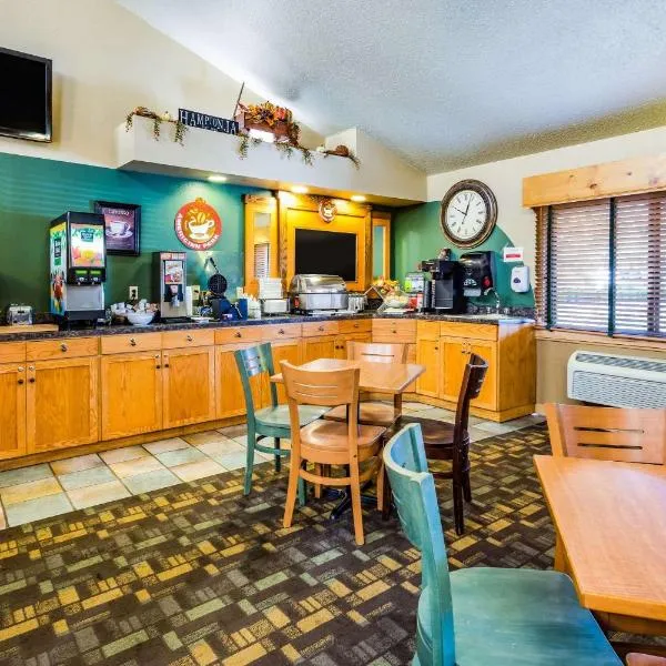 AmericInn by Wyndham Hampton，位于Hampton的酒店