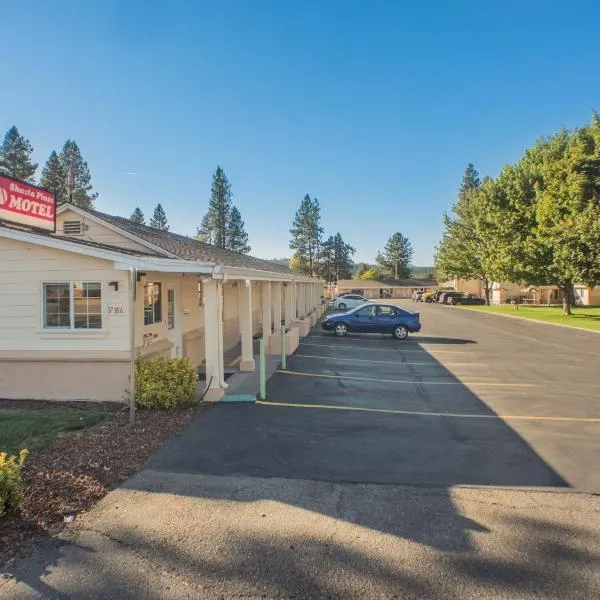 Shasta Pines Motel & Suites，位于Burney的酒店