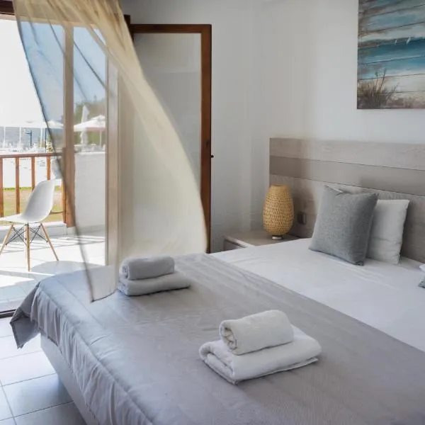 阿尔客诺俄斯海滩公寓式酒店，位于基拉奇尼的酒店