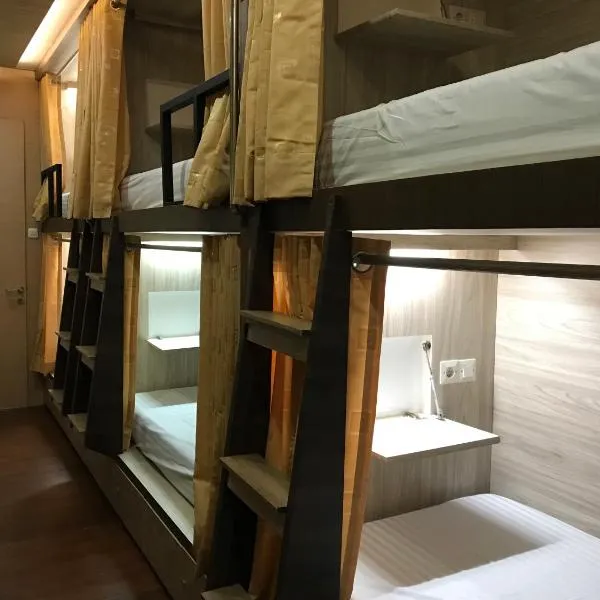 The Colour Hostel，位于坤甸的酒店