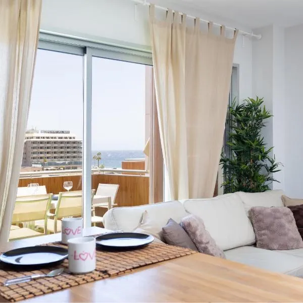 Sea View Apartment in El Médano with pool & private parking space，位于厄尔梅达诺的酒店