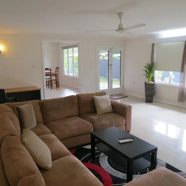Edge Hill Clean & Green Cairns, 7 Minutes from the Airport, 7 Minutes to Cairns CBD & Reef Fleet Terminal，位于Smithfield的酒店