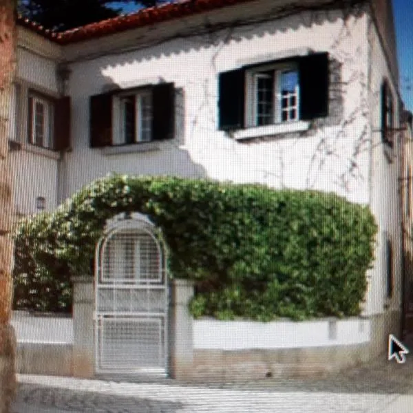 3 Bedroom Town House - Historic Centre of Cascais. 100 mts from the beach and centre of Cascais，位于卡斯卡伊斯的酒店
