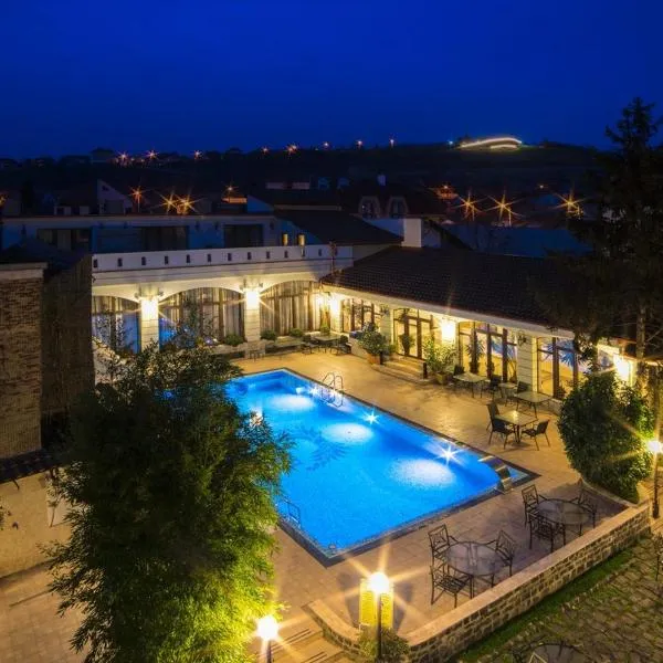 The Elite - Oradea's Legendary Hotel，位于Paleu的酒店