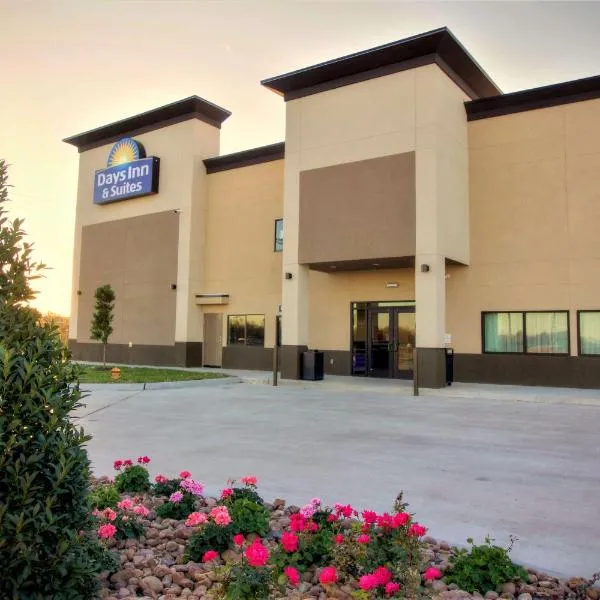 Days Inn & Suites by Wyndham Port Arthur，位于Bridge City的酒店