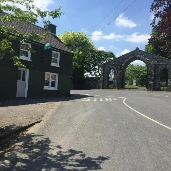 Carey's Bar & Farmhouse Kilkenny Border，位于Black Bridge的酒店