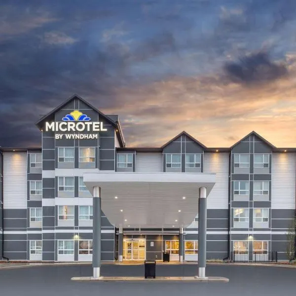 Microtel Inn & Suites by Wyndham Fort McMurray，位于麦克默里堡的酒店