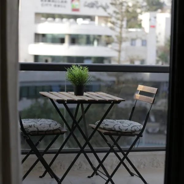 Ramallah Modern Apartment，位于Shu‘fāţ的酒店