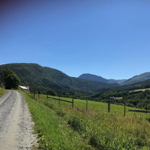 Landlig idyll med fjordutsikt，位于Valsøybotn的酒店