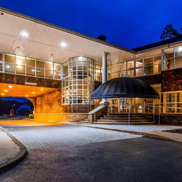 贝斯特韦斯特普勒斯瀑布旅馆&套房酒店，位于海德帕克的酒店