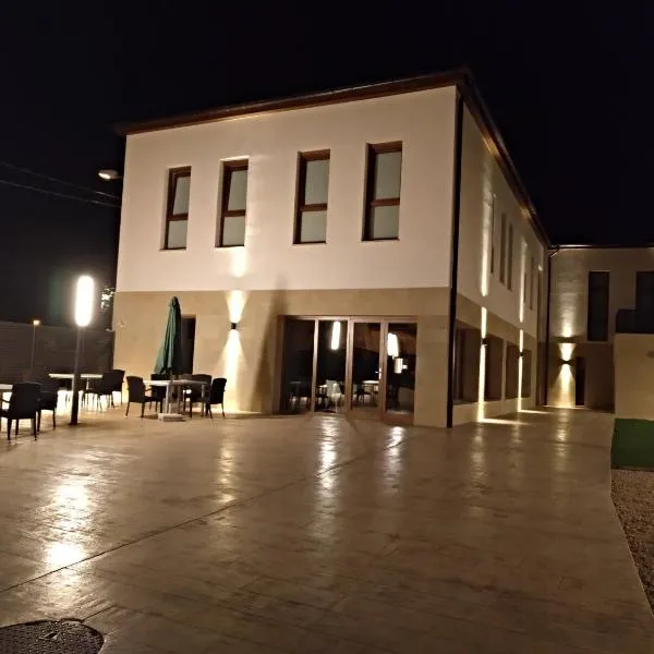 Hotel Entrerailes，位于Baños de Rioja的酒店