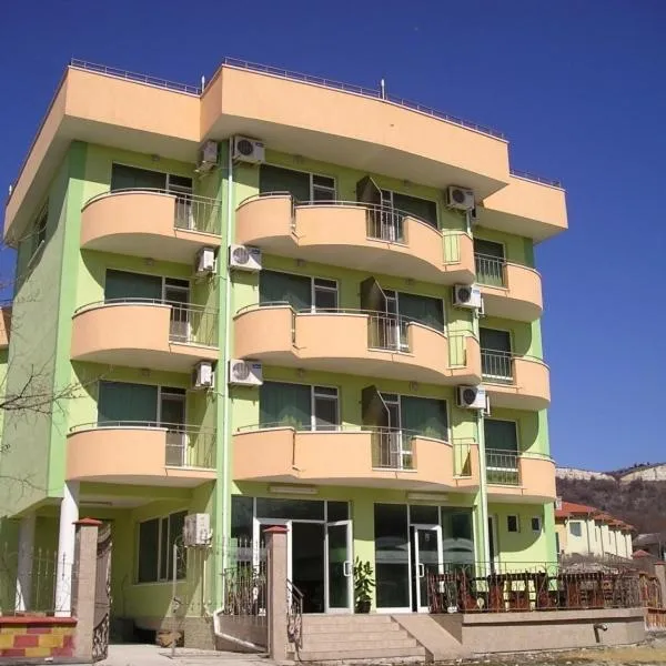 阿尼利亚家庭酒店，位于卡瓦尔纳的酒店