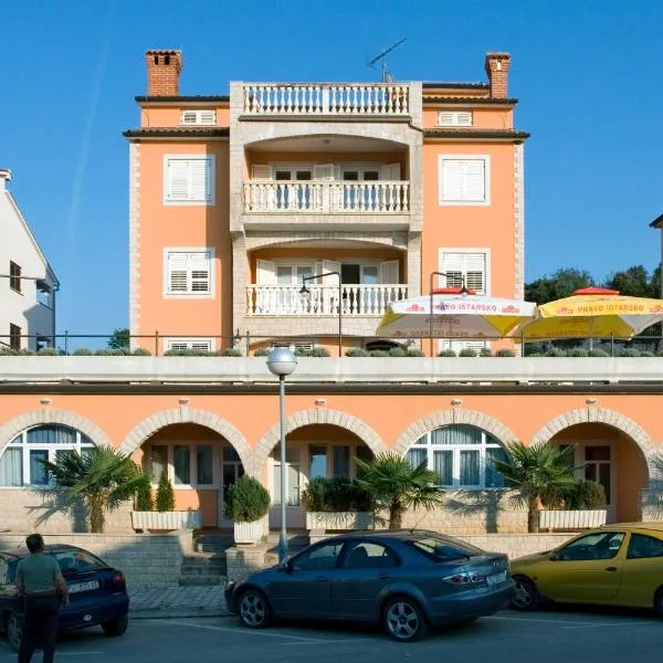 瓦伦蒂诺公寓，位于Stranići kod Lovreča的酒店