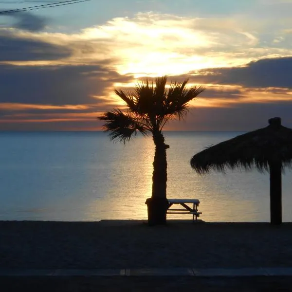 #38 Bungalow Seaside Hotel & Victors RV Park，位于Playa El Paraíso的酒店