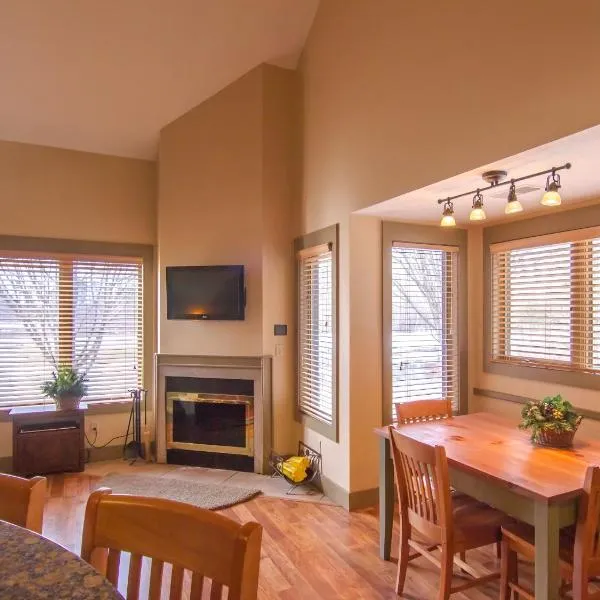 Spacious 2 Bed Condo at Crystal Mountain Resort，位于Thompsonville的酒店