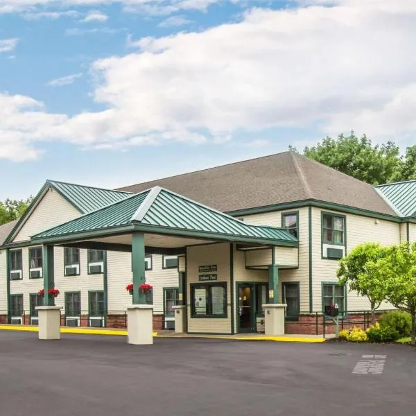 Econo Lodge Glens Falls - Lake George，位于格伦斯福尔斯的酒店