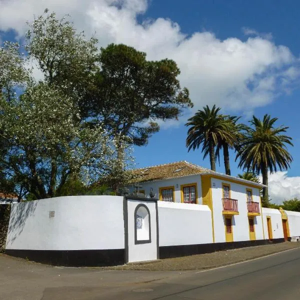 奎尼塔德艾斯普瑞德桑托酒店，位于Doze Ribeiras的酒店