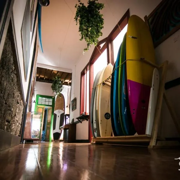 Atlantis Surf Hostel，位于Santa Maria de Guia的酒店