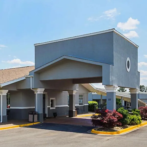 Quality Inn & Suites Greenville - Haywood Mall，位于Pine Forest的酒店
