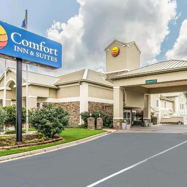 Comfort Inn & Suites Greenwood near University，位于格林伍德的酒店