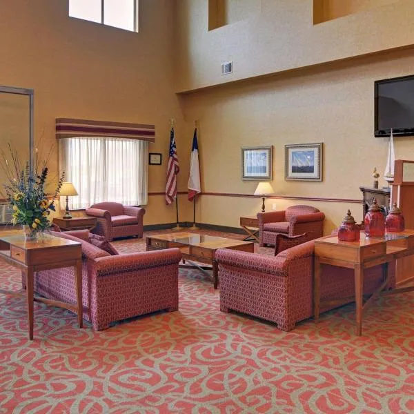 Quality Suites Near Cedar Creek Lake，位于Kemp的酒店