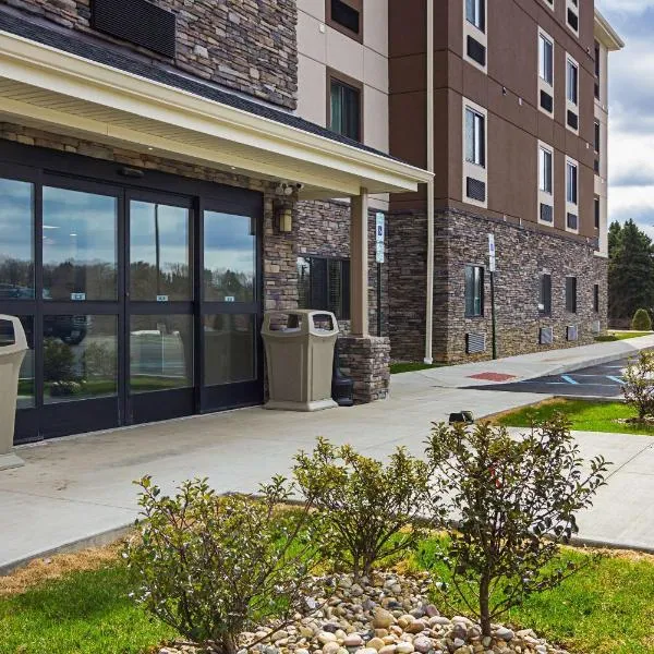 Suburban Studios Monaca - Pittsburgh，位于莫纳卡的酒店