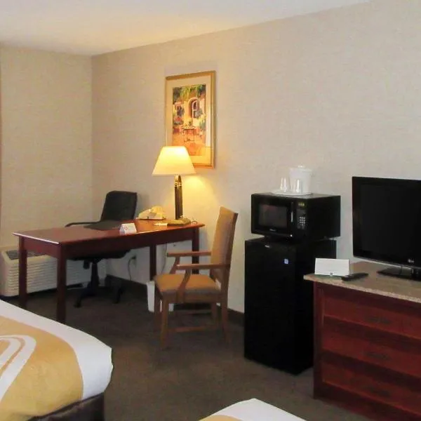 Quality Inn & Suites Albuquerque Downtown University，位于Los Ranchos de Albuquerque的酒店
