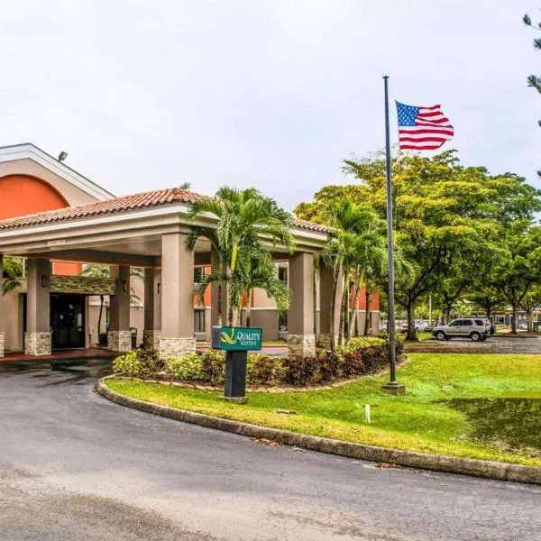 Quality Suites Fort Myers Airport I-75，位于Miromar Lakes的酒店