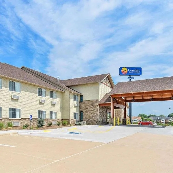 Comfort Inn & Suites Riverview near Davenport and I-80，位于Le Claire的酒店