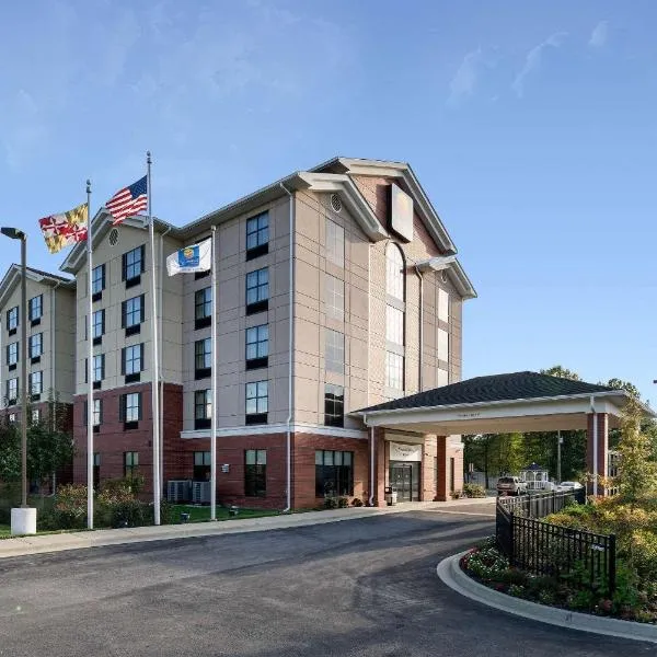 莱克星顿公园康福特茵套房酒店，位于Piney Point的酒店