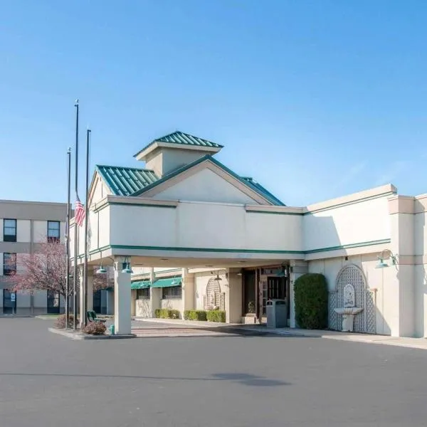 Quality Inn & Suites，位于Flat Rock的酒店