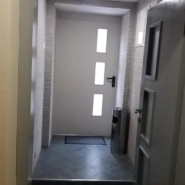 Нощувки Ботеви，位于舒门的酒店