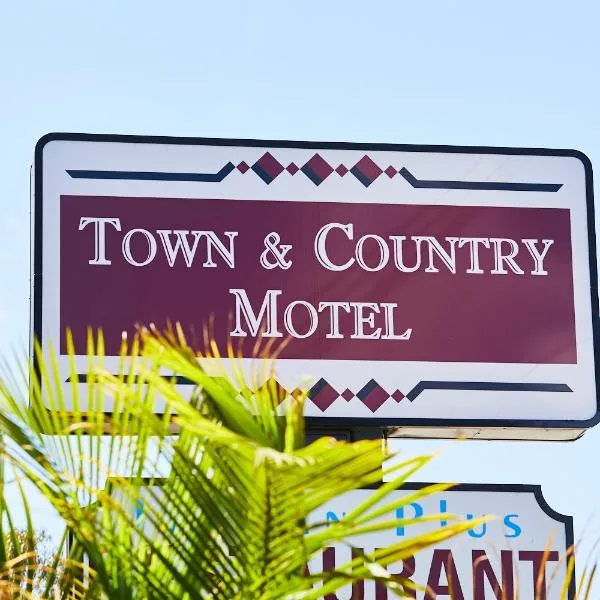城镇与乡村汽车旅馆，位于班克斯镇的酒店