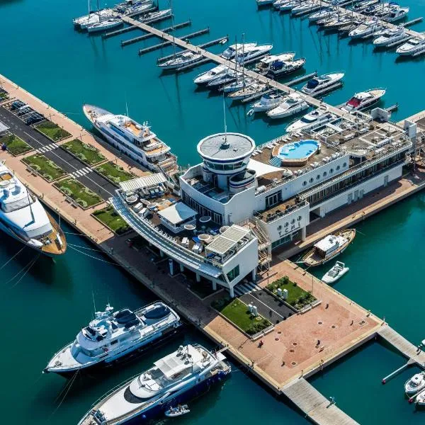 迪罗亚诺码头游艇俱乐部酒店，位于博尔盖托桑托斯皮里托的酒店