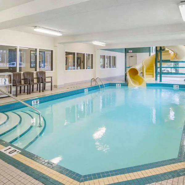 大学康福特茵套房酒店，位于卡尔加里的酒店