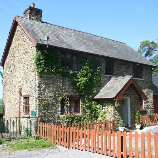 Barn Cottage - Farm Park Stay with Hot Tub，位于Llandybie的酒店