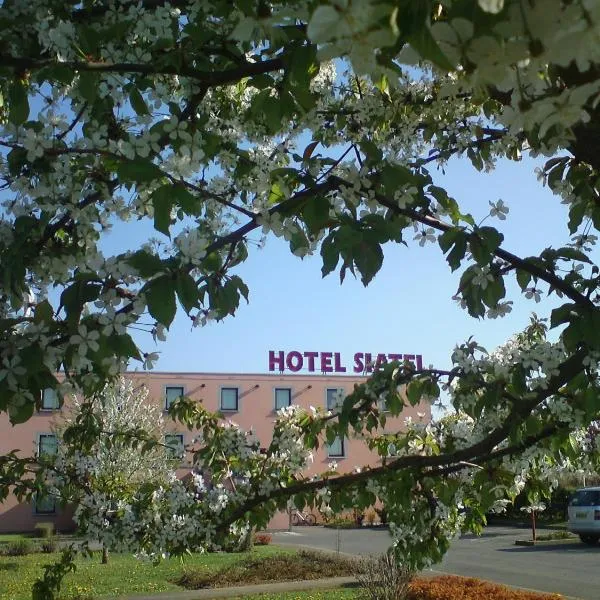 梅斯斯亚特尔酒店，位于迈济耶尔莱梅斯的酒店