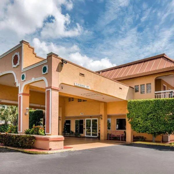 Quality Inn Sarasota North Near Lido Key Beach，位于梅多斯的酒店