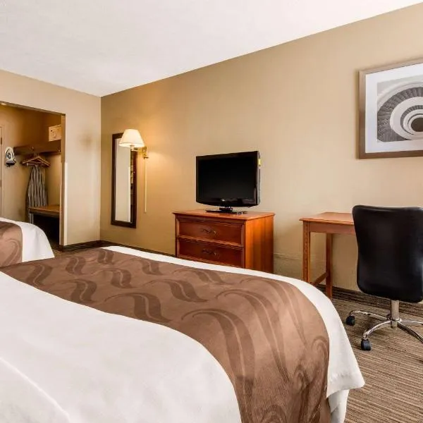 Quality Inn & Suites New Castle，位于Slippery Rock的酒店
