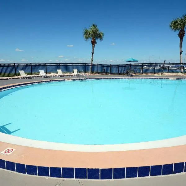 Quality Inn & Suites on the Bay near Pensacola Beach，位于微风湾的酒店
