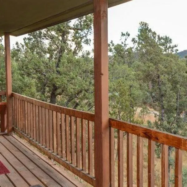 Hughes, Cabin at Ruidoso, with Forest View，位于Sun Valley的酒店