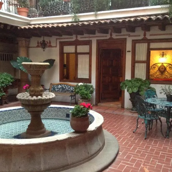Hotel Los Escudos，位于Tzintzuntzán的酒店